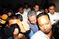 Gatot tidak menjawab saat ditanya apakah benar ia yang menyuruh Surya Hakim untuk mengeksekusi Holly.