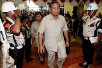 Usai memberi sambutan, saat berjalan meninggalkan ruang acara menuju mobilnya, dia dicegat kader Gerindra yang membawakan kue ulang tahun. Prabowo menyambut baik, tapi tak berkenan melakukan seremoni tiup lilin ataupun potong kue. Dia meminta ulang tahunnya tak dirayakan.