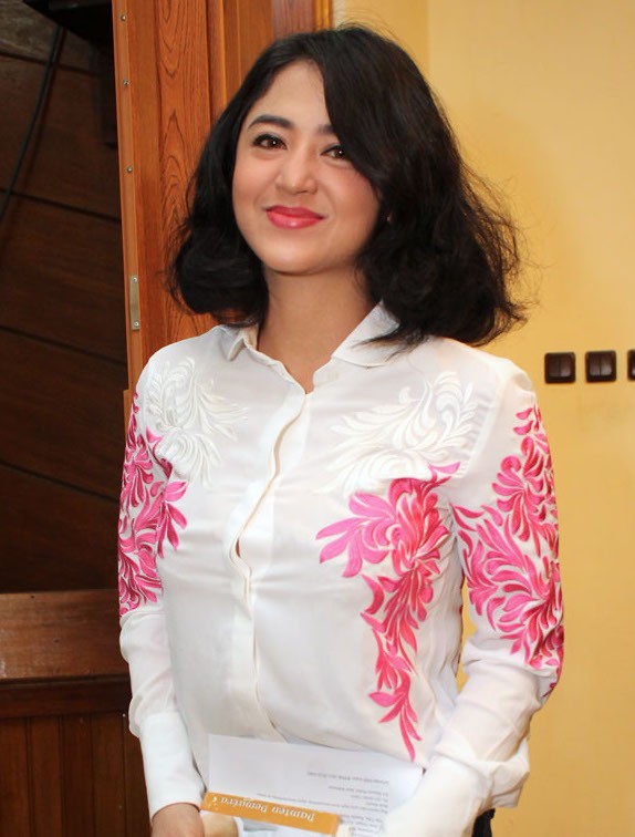 Dewi Persik Dikelilingi Banyak Lelaki di Film Bangkit Dari Lumpur