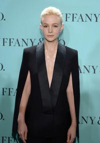 Bintang 'The Great Gatsby' Carey Mulligan lebih dahulu mengenakan setelan tuxedo suit itu di acara Tiffany & Co Blue Book Ball, pada (18/4/2013) di New York, Amerika Serikat. Dimitrios Kambouris/Getty Images/AFP.