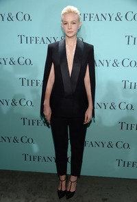 Aktris berumur 28 tahun itu tampil mengenakan tuxedo suit rancangan Victoria Beckham dipadu dengan sepatu hitam dari Saint Laurent. Dimitrios Kambouris/Getty Images/AFP.