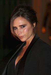 Sementara Victoria Beckham sendiri baru mengenakan setelan rancangannya itu di acara The Global Fund di London, Inggris, pada (16/9/2013). Chris Jackson/Getty Images.