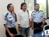 Dhani mengutus Memet (kemeja putih) untuk menjadi perwakilan dirinya di Balai Pemasyarakatan (Bapas), Kemenkumham, Jakarta Selatan, Kamis (17/10/2013). Gus Mun/detikHOT.