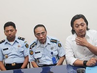     Yang disampaikan ada biaya perawatan dan kebelakang yang harus gimana. Tadi sudah saya tampung semua nanti saya bilang ke Dhani, kata Memet. Gus Mun/detikHOT.