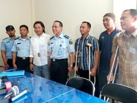 Memet (perwakilan Ahmad Dhani) bersama Abu Zeid (Kepala Bapas) dan Nugroho serta Juheri (korban kecelakaan). Desi/detikHOT.