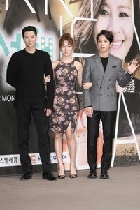 Eun Hye menggandeng Lee Dong Gun dan Yonghwa 'CNBlue'. TenAsia/ Paeng Hyun-joon.