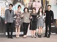 Eun Hye berpose bersama Yonghwa 'CNBlue', Go Doo Sim, Choi Myeong Gil, Han Chae Ah dan Lee Dong Gun. TenAsia/ Paeng Hyun-joon.
