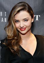 Bibir Merah Miranda Kerr