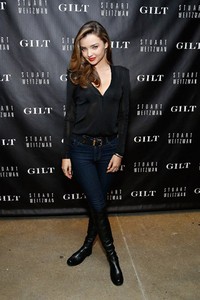 Model berusia 30 tahun itu tampil casual mengenakan kemeja hitam dipadu dengan slim-fit denim dan boots hitam. Cindy Ord/Getty Images for GILT/AFP.