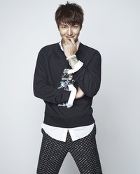 Para Minoz tentu histeris melihat senyuman Lee Min Ho ini. (TenAsia/Kim Youngjun)