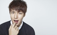     Pose cute Lee Min Ho di atas pastinya tak dapat ditolak oleh para Minoz. (TenAsia/Kim Youngjun)