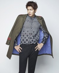     Tak melulu berpose cute, Lee Min Ho juga berpose bak model. (TenAsia/Kim Youngjun)