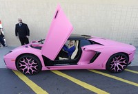     Nicki eksis dengan mobil Lamborghini Aventador Roadster miliknya. REUTERS/Kevork Djansezian.