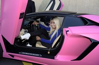     Senyuman Nicki dari dalam mobil mewahnya. REUTERS/Kevork Djansezian.