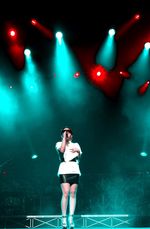 Ini Penampilan Glamor Syahrini di Singapura