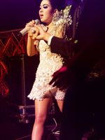 Ini Penampilan Glamor Syahrini di Singapura