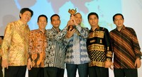 Wakil Presiden Budiono menyerahkan trophypenghargaan Primaniyarta kepada PT Djambi Waras  Toddy M Sugoto disela pembukaan Trade ExpoIndonesia 2013. Set. Wapres     