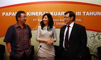 Presiden Direktur Adira Finance Willy S Darma, Direktur Keuangan Bank Danamon Vera Eve Lim, dan Direktur Utama Bank Danamon Henry Lo berdiskusi usai pemaparan kinerja kuartal 3 tahun 2013.