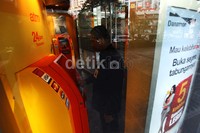 Nasabah bertransaksi di ATM Danamon di Gedung Danamon, Mega Kuningan, Jakarta.