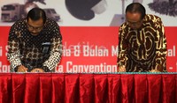 Menteri Kelautan dan Perikanan Sharif Cicip Sutardjo bersama Kepala Badan Standardisasi Nasional Bambang Prasetya menandatangani nota kesepahaman.