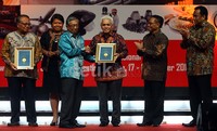 Hatta Rajasa menerima penghargaan sebagai tokoh standardisasi nasional dari Menteri Riset dan Teknologi Gusti Mohammad Hatta.