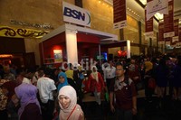 Pengunjung melihat pameran Indonesia Quality Expo 2013.