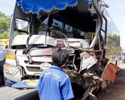 Diduga Sopir Ngantuk, Truk Tabrak Bus Sumber Selamat