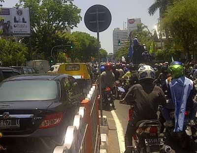 Ratusan Buruh Demo di Grahadi, Hindari Jalan Gubernur Suryo