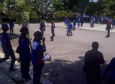 Cuaca Panas, Pendemo Berteduh Diteriaki Pengecut Orator Buruh