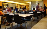 Area makannya di cabang Puri Indah Mall luas namun selalu dipenuhi pengunjung.