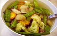 Sup ayam kacang merah: terdiri dari daging ayam, kapri, kembang kol, wortel, dan jamur kancing.