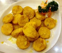 Tahu telur asin: tofu lembut berbalut tepung tipis yang digoreng dan dicampur dengan saus kuning telur asin. Disajikan bersama acar wortel dan lobak.