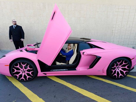 Nicki Minaj dan Lamborghini Aventador Pink