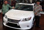 Lexus ES Meluncur di Jakarta
