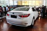 Lexus ES Meluncur di Jakarta