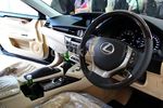 Lexus ES Meluncur di Jakarta