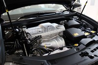Untuk jantung pacunya, Lexus ES ini dibekali mesin tipe 2AR-FE, 4 silinder, 16 valve, inline, DOHC, dual VVT-i yang mampu melontarkan tenaga 184 PS pada 6.000 rpm dan torsi 24 kgm pada 4.000 rpm. Meldini Alivia/detikOto.