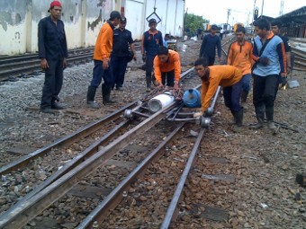 Lokomotif Anjlok Saat Akan Langsir di Stasiun Poncol