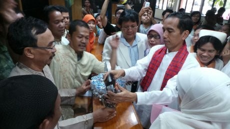 Jokowi Bawa Sekantong Permen Saat Sidak ke Kantor Walkot