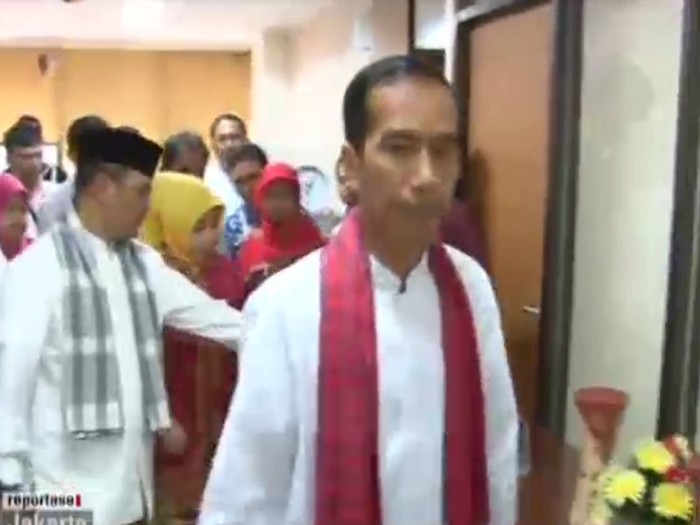 Jokowi Banting Berkas di Depan Petugas