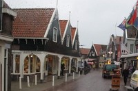 Volendam terkenal dengan objek wisata berfoto dengan baju tradisional Belanda. Tapi sebelum itu, para pengunjung pasti dimanjakan dengan perumahan mungil nan lucu seperti di negeri dongeng (Uyung/detikTravel)