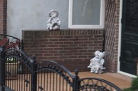 Setiap rumah punya teras kecil yang dihias dengan berbagai ornamen lucu. Ada yang dihias dengan patung-patung lucu, ada pula yang dipenuhi pot bunga warna-warni. Sepintas mirip seperti rumah-rumah peri yang ada di dongeng (Uyung/detikTravel)