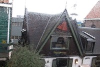 Salah satu rumah kuno yang dicagarbudayakan agar tidak hilang kebudayaan asli dari Volendam. Meski begitu, pengunjung masih bisa dengan mudah mencari rumah asli Volendam di sini (Uyung/detikTravel)