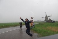 Saya dan windmolen. Windmolen atau kincir angin adalah salah satu ciri khas yang tidak kalah kuat dari Volendam (Uyung/detikTravel)