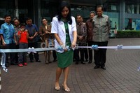 Dengan memotong pita, Anita Chairul Tanjung meresmikan mobil sehat.