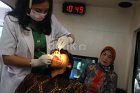 Ketua CT Foundation drg Anita Chairul Tanjung yang lulusan Kedokteran Gigi Universitas Indonesia memeriksa kesehatan gigi.