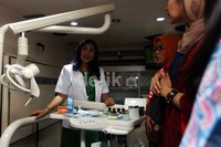 Ketua CT Foundation drg Anita Chairul Tanjung menunjukkan ruangan di dalam mobil sehat.