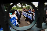 Massa meminta calon Kapolri Komjen Pol Sutarman apabila resmi menjadi Kapolri segera menindak lanjuti dugaan korupsi lahan PLTA Asahan III. (Widi)