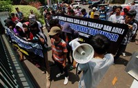 Menurut mereka korupsi yang diduga melibatkan Bupati Tobasa Samosir, Pandapotan Kasmin Simanjuntak, merugikan negara sebesar Rp .5.903.884.164. (Widi)