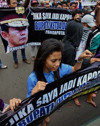 Massa membawa sejumlah spanduk. (Widi)